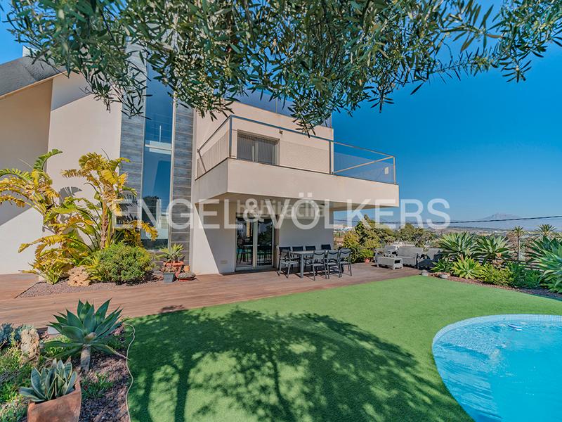 Foto f52fdf62-30af-4b75-b325-ed2d74f29655. Chalet dans calle publicista víctor viñés 24 dans Vistahermosa Alicante