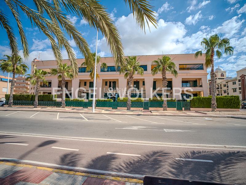 Foto 09bbc7d9-4815-487e-b200-4506f4212ddb. Casa adossada a calle los ingenieros 1 a Calas Santiago Bernabeu Santa Pola