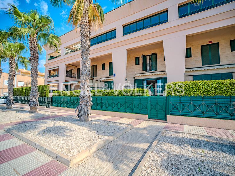 Foto 20be6d6d-e289-437b-bb35-9f8bccfcbeb9. Casa adossada a calle los ingenieros 1 a Calas Santiago Bernabeu Santa Pola