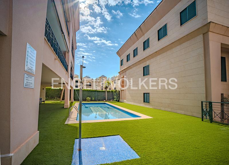 Foto 76f00f71-3429-46bc-8da8-37f873e68b45. Casa adossada a calle los ingenieros 1 a Calas Santiago Bernabeu Santa Pola