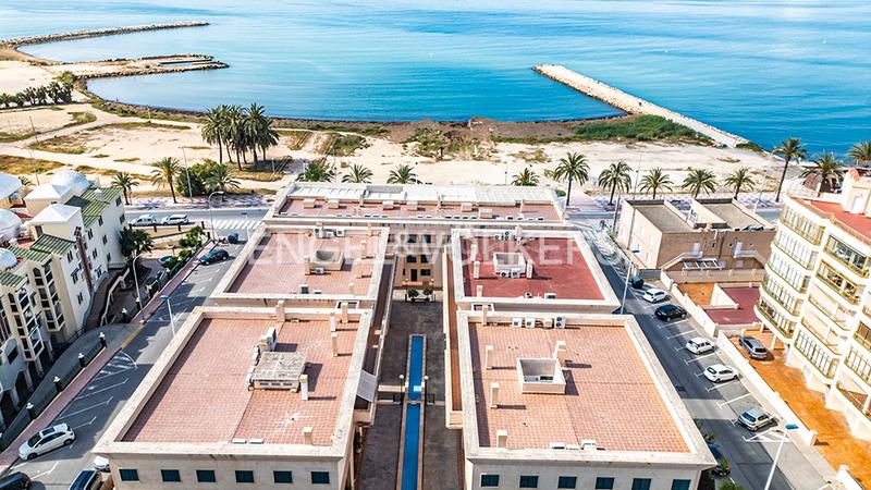 Foto 848a0d8e-34f4-4a57-a3fa-ad10d16ca361. Casa adossada a calle los ingenieros 1 a Calas Santiago Bernabeu Santa Pola