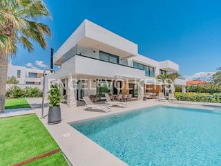 Chalet  Calle de los hermanos álvarez quintero. Lujo y exclusividad en vistahermosa