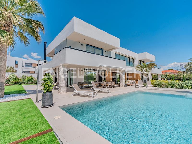 Foto 447c15f9-0c9a-46eb-beb5-adf48dd5ab83. Xalet amb calefacció aparcament piscina a Vistahermosa Alicante