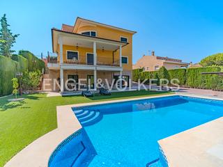 Xalet  Carrer de l'ametller. Elegante villa en entorno único