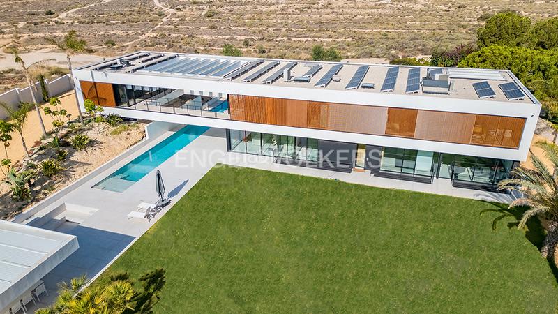 Foto 5a3c29ff-c05c-4fa6-9476-1f03d057381b. Chalet avec chauffage parking piscine dans Santa Faz Alicante