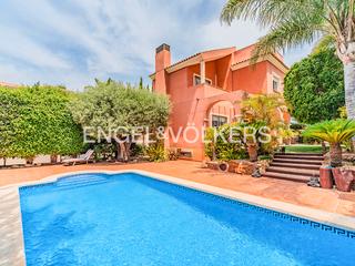 Chalet  Avenida de miguel hernández. Espacio y privacidad familiar en la font