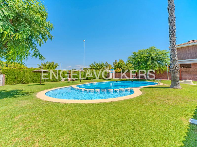 Foto dd8c86cf-03a9-4a4b-b40a-161132229285. Casa aparellada a carrer pintor el greco 8 a Almajada-Ravel Mutxamel