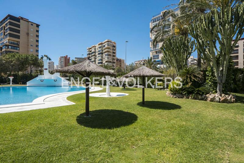 Foto 51cf35d7-d807-496a-8fe1-97467be6fa2a. Alquiler piso en avenida de niza 2 un lujo moderno frente al mar en Alicante