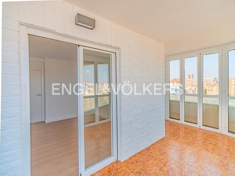 Foto 8f36b2b4-3abc-4566-bd3f-2e7ca8858b6e. Alquiler piso en avenida de niza 2 un lujo moderno frente al mar en Alicante