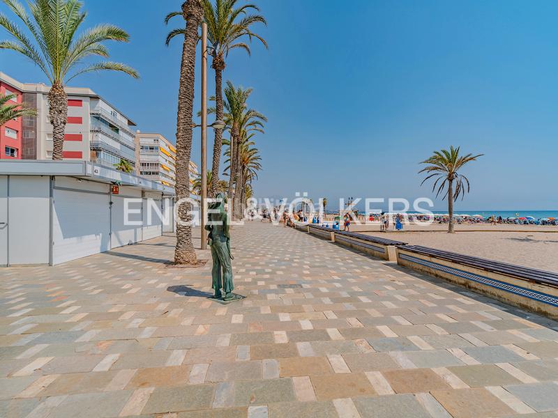 Foto b5b31e34-2799-45ae-a681-a60851ec11ef. Alquiler piso en avenida de niza 2 un lujo moderno frente al mar en Alicante