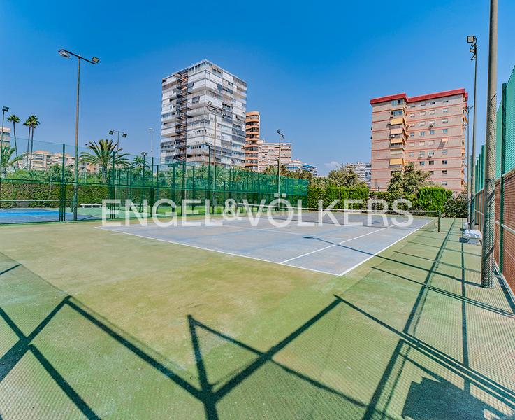 Foto ead39aeb-03f5-4b77-b597-2c7cd3c0ca8c. Alquiler piso en avenida de niza 2 un lujo moderno frente al mar en Alicante