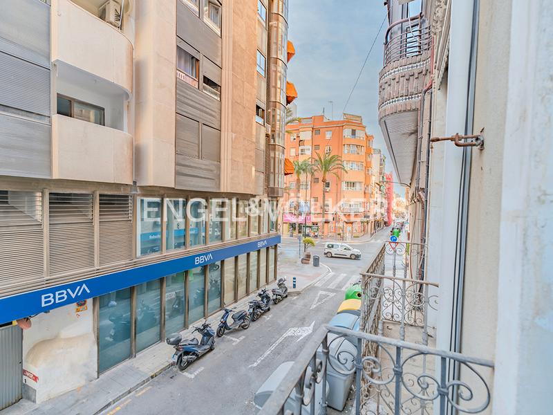 Foto d593fa8b-23e1-464b-88ad-2815cf2b65a0. Gebäude in calle josé gutiérrez petén 3 in Mercado Alicante