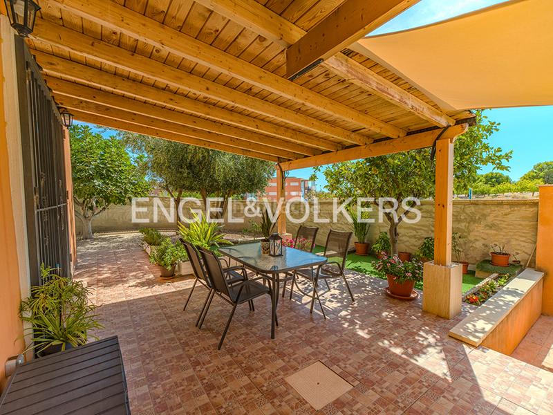 Foto 10141116-ee35-49ed-b30d-6bc1c03a00a6. Chalet encantador chalet con piscina en Centro Mutxamel