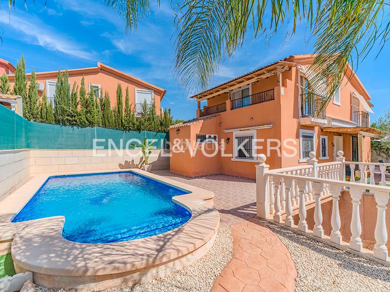 Foto 13babfda-4329-49d8-a798-00a8eb4b773a. Chalet encantador chalet con piscina en Centro Mutxamel