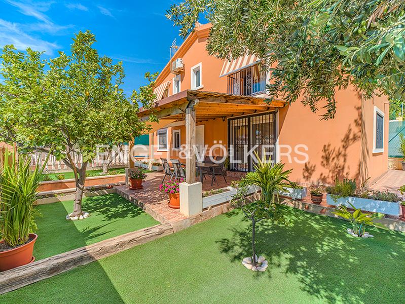 Foto 23342221-0d8c-41ae-a98e-43948158f181. Chalet encantador chalet con piscina en Centro Mutxamel