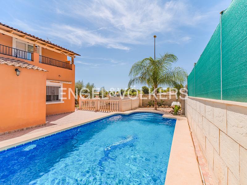 Foto 42888f55-ee9c-41a0-94e9-caf9c3f10f96. Chalet encantador chalet con piscina en Centro Mutxamel