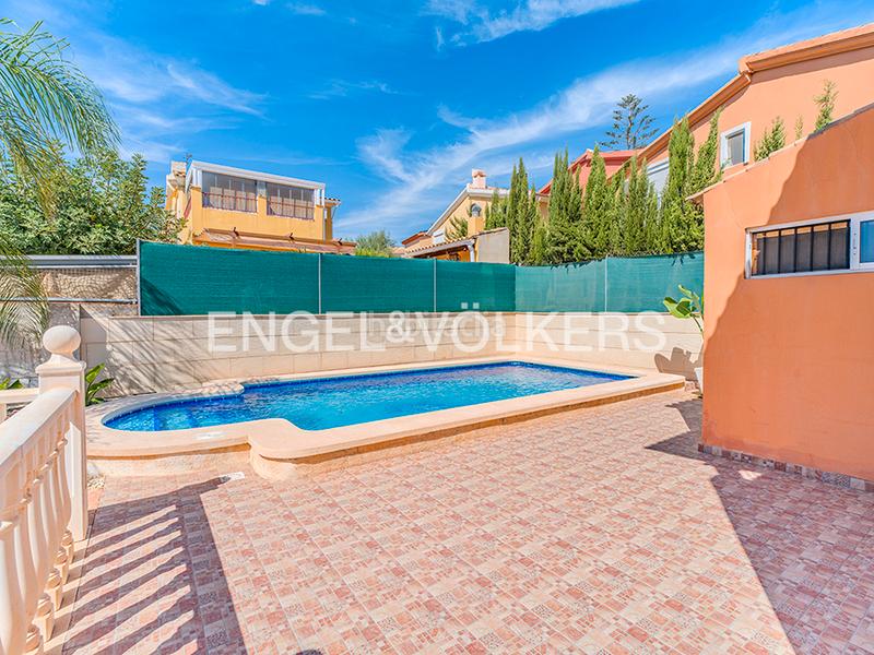 Foto 46f2cabc-742f-4e4f-a66d-e707c04d2d85. Chalet encantador chalet con piscina en Centro Mutxamel