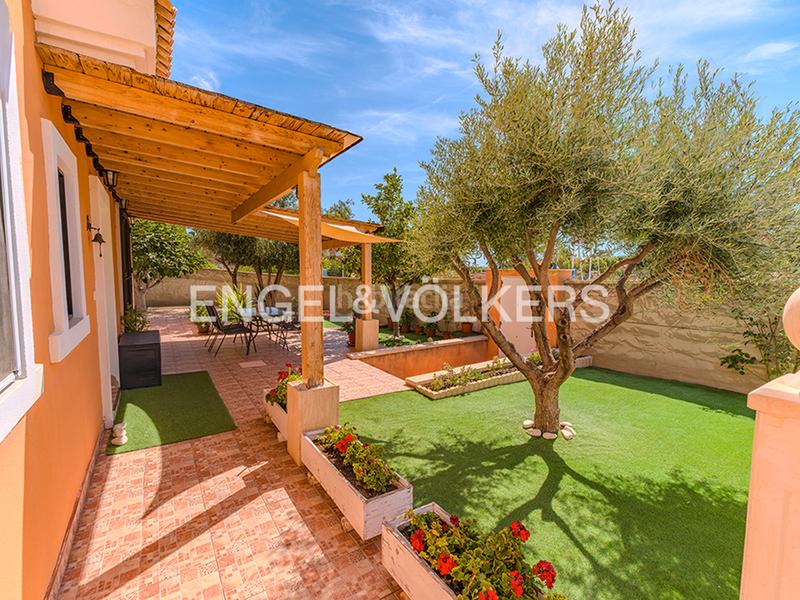 Foto 58aa227a-89cb-4fc6-b763-c78f2b5c38d0. Chalet encantador chalet con piscina en Centro Mutxamel