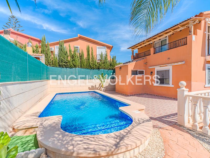 Foto 93c0b8f4-58e3-4e57-a3c0-5cf7edff27c6. Chalet encantador chalet con piscina en Centro Mutxamel