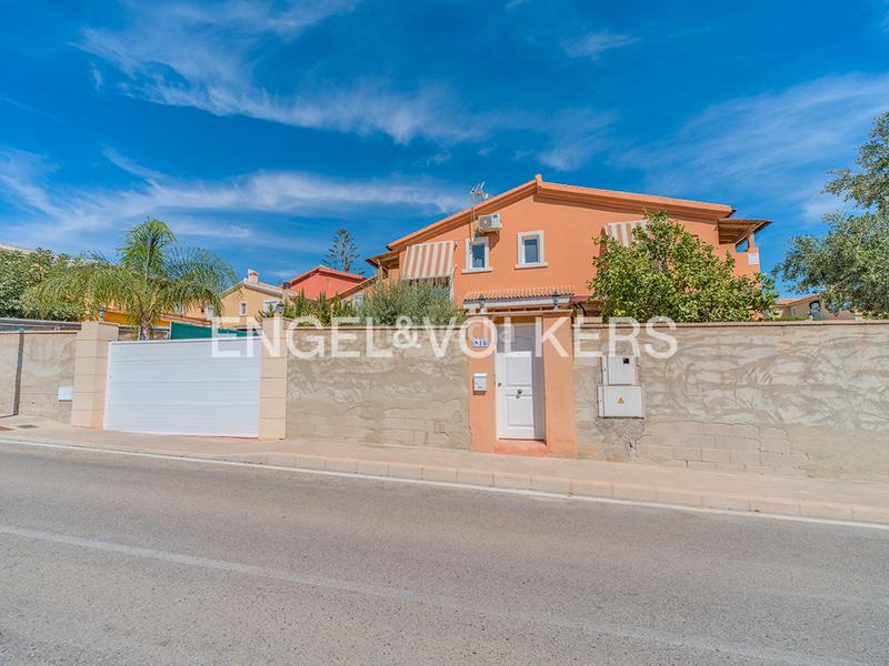 Foto be68f231-3b78-4601-87bb-de0303d8082b. Chalet encantador chalet con piscina en Centro Mutxamel