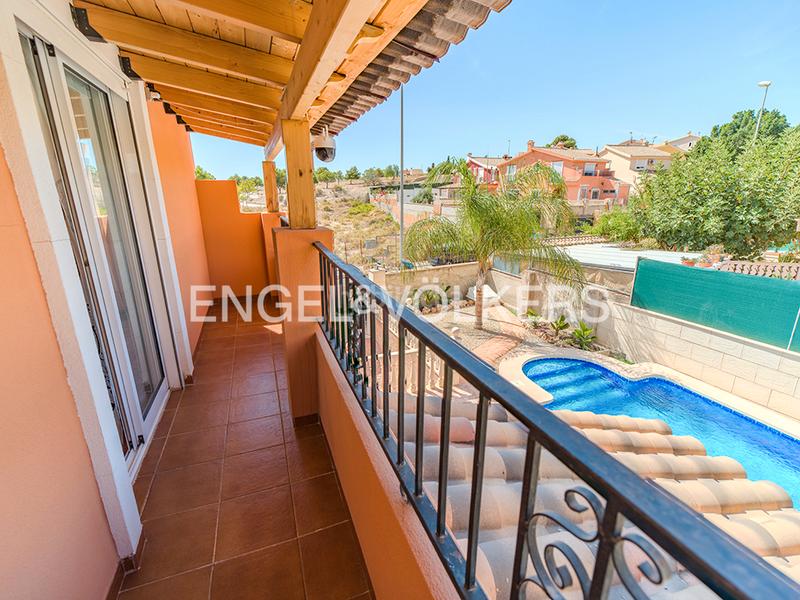 Foto c7bf0369-3fbc-4615-ac45-c4a8023f9791. Chalet encantador chalet con piscina en Centro Mutxamel