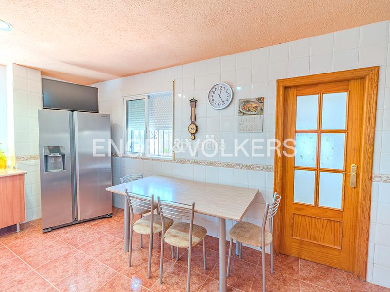 Foto d736c3e5-ee47-4802-898c-7fdd88b7748a. Chalet encantador chalet con piscina en Centro Mutxamel