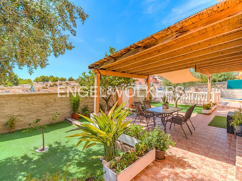 Foto d785cb04-079f-498f-a4ee-5a73e052dee0. Chalet encantador chalet con piscina en Centro Mutxamel