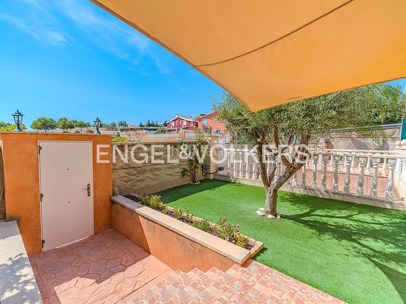 Foto dda02f6f-cf0e-466c-990b-65614b3bcc9a. Chalet encantador chalet con piscina en Centro Mutxamel