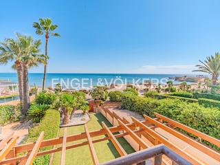 Casa adossada  Carrer dels morros alts. Un hogar para soar al borde del mar