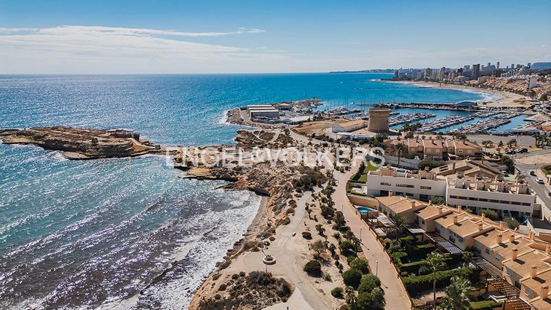 Foto 0c6e75c9-420b-444e-ad0d-48c2dc63a786. Casa adossada amb calefacció aparcament piscina a Campello (el)