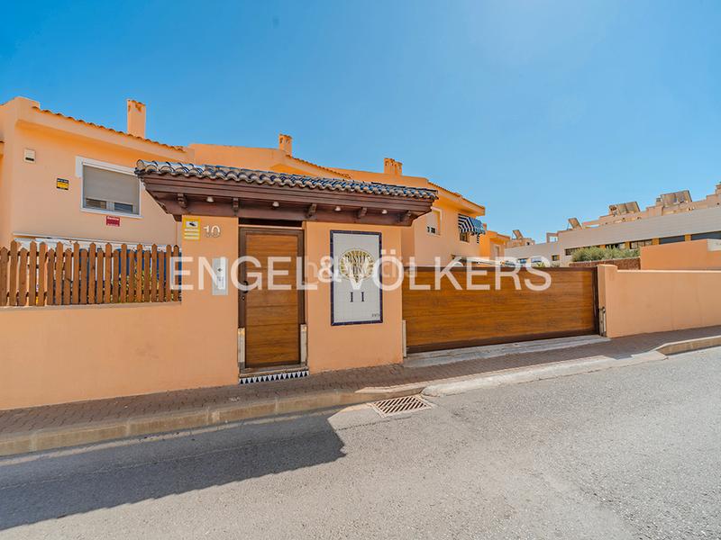 Foto 1041844b-bc1f-4f33-a886-2b70fbfeea79. Casa adossada amb calefacció aparcament piscina a Campello (el)