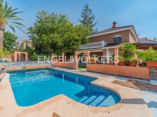 Xalet  Carrer cassiopea. Tu oasis privado en mutxamel