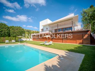 Chalet in Jubalcoi. Villa de calidad y diseño con precioso jardín