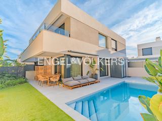 Xalet en Calle alcalde paco seva 24. Maravilla moderna para gozar en familia