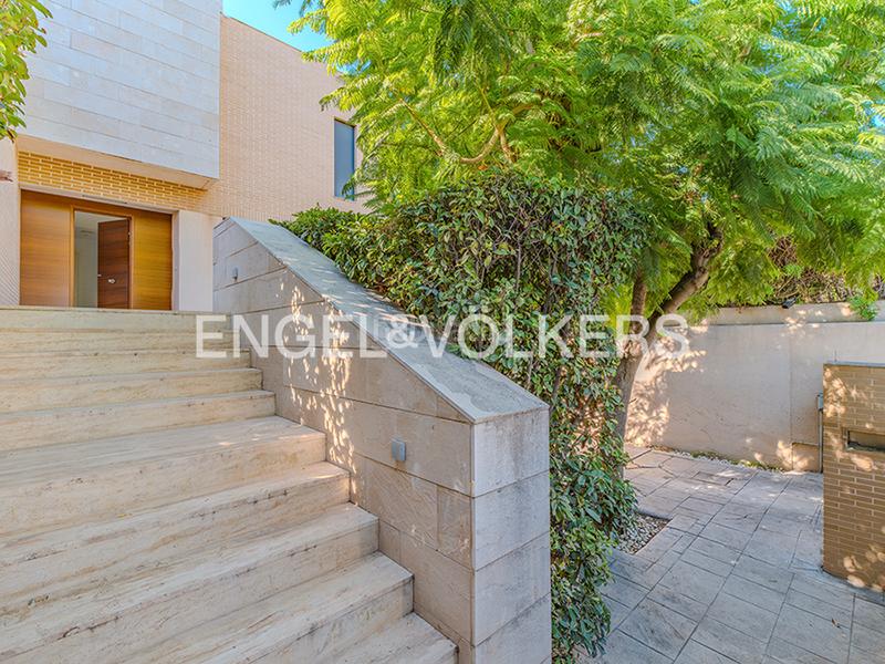 Foto 0ed5c89d-8b31-4fe8-b470-c63f42840739. Chalet con camino riscaldamento parcheggio piscina in Alicante