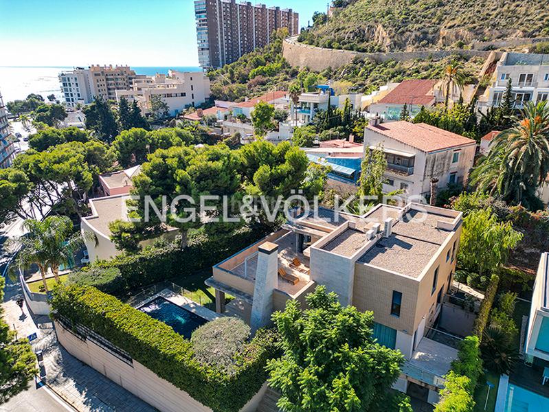 Foto 0f420f3a-906c-4559-8b89-4535131f8818. Chalet con camino riscaldamento parcheggio piscina in Alicante