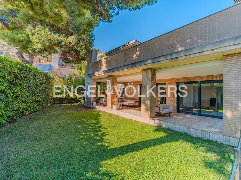 Foto 1a537bdf-3ad1-4e1b-ba77-c65d05d38561. Chalet con camino riscaldamento parcheggio piscina in Alicante