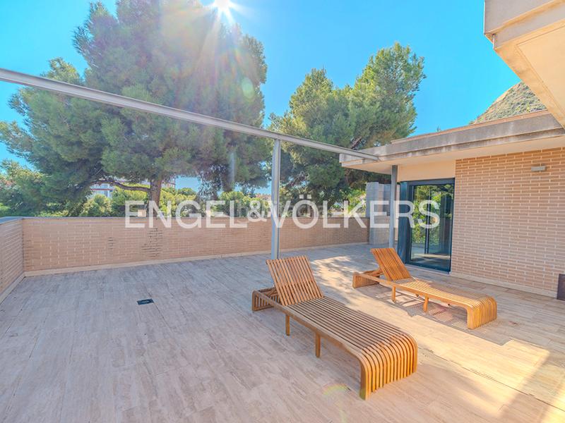 Foto 5ca9b5f9-f935-4a1b-9596-8fda73d8e51c. Chalet con camino riscaldamento parcheggio piscina in Alicante