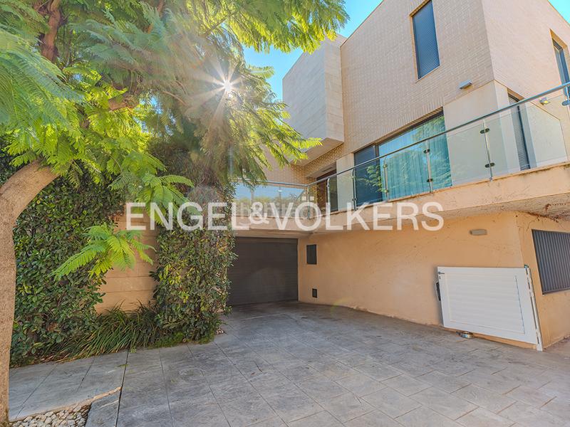 Foto 943f8ac3-7957-4935-8d2e-1fae77dddca3. Chalet con camino riscaldamento parcheggio piscina in Alicante