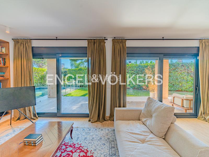 Foto 9924d795-3c9e-4e1d-a174-ced906bd0261. Chalet con camino riscaldamento parcheggio piscina in Alicante