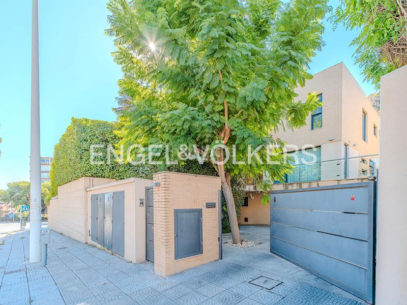 Foto a51890fe-5858-4445-9d12-7a476104e08a. Chalet con camino riscaldamento parcheggio piscina in Alicante