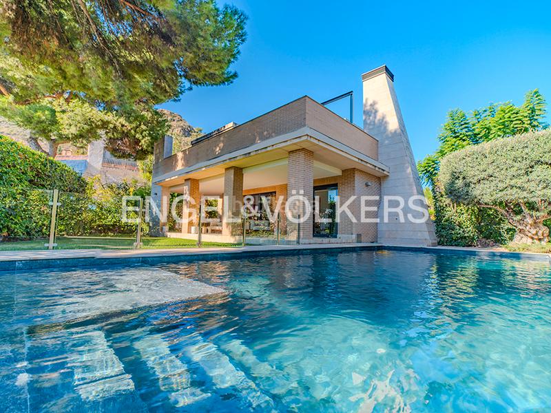 Foto dc91acdd-508d-4228-b24c-f346a74e694e. Chalet con camino riscaldamento parcheggio piscina in Alicante