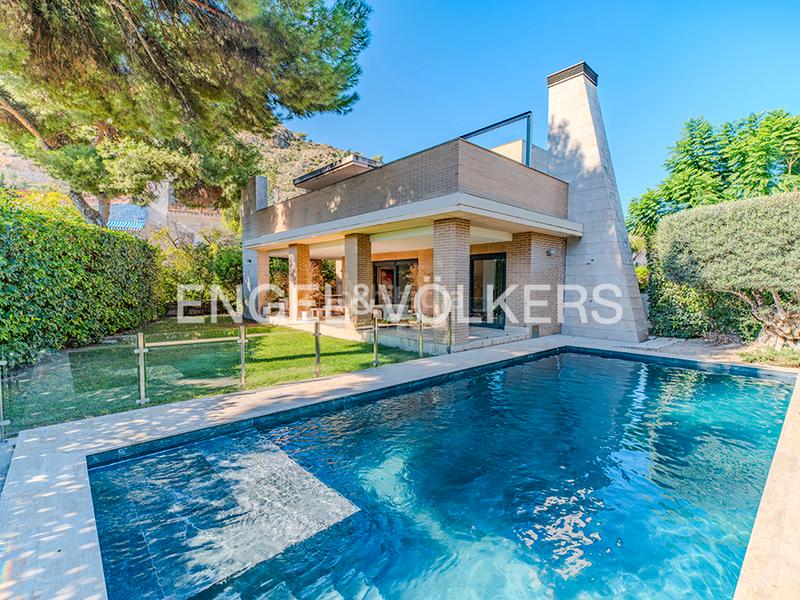 Foto e80e382e-86d8-4436-aa1f-c2befad088a9. Chalet con camino riscaldamento parcheggio piscina in Alicante