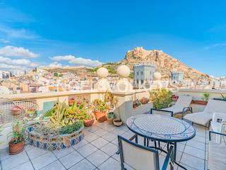 Dachwohnung  Calle maría josefa ágreda y muñoz 2. Encantador ático con vistas a la catedral y al castillo
