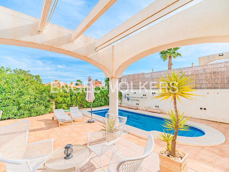 Foto 51b22157-321e-4c77-bb83-d5690ddac5c7. Chalet mit heizung parking pool in Pueblo Acantilado-Lanuza Campello (el)