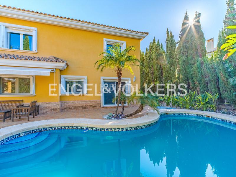 Foto 25efe16d-df59-4fce-b4e5-2960077ed982. Chalet espectacular villa mediterránea en bonalba golf en Mutxamel