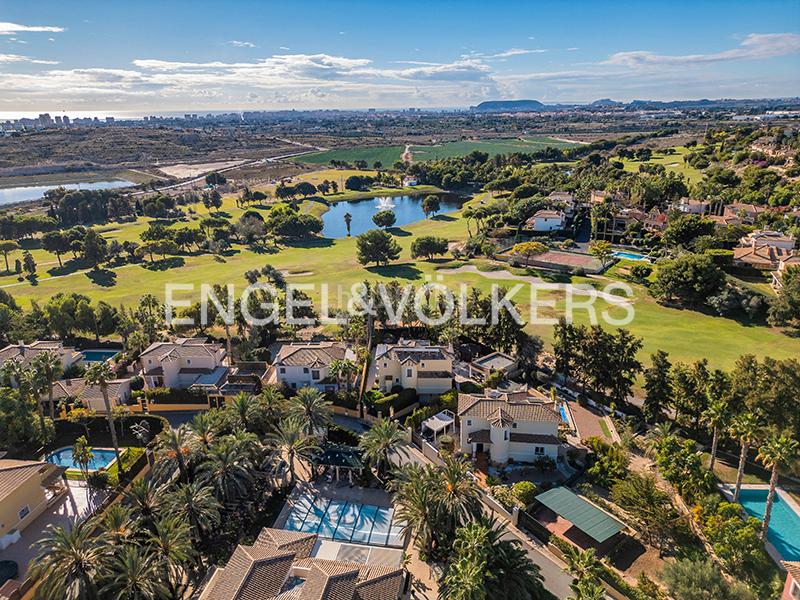 Foto e65a20c6-a1e6-46c1-b7f6-599354708948. Chalet espectacular villa mediterránea en bonalba golf en Mutxamel