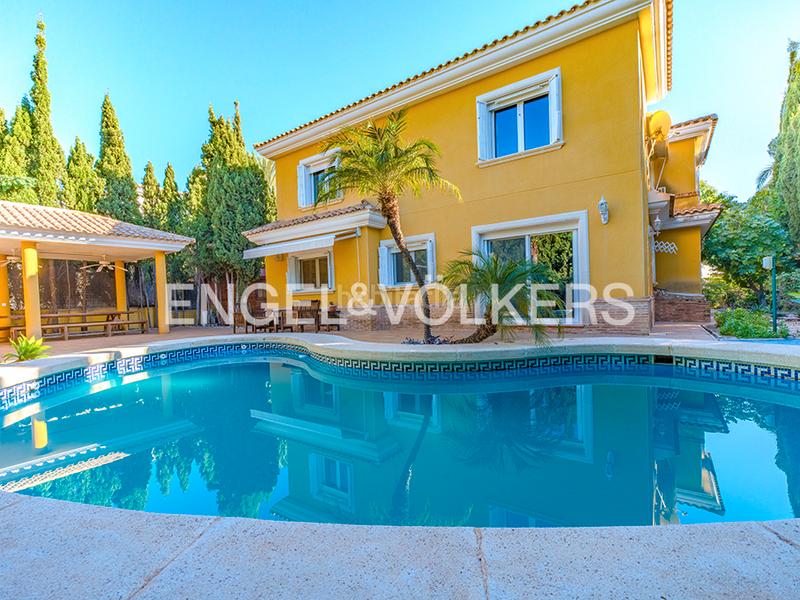 Foto f80341ba-b6eb-4b6f-9a20-20fa147c4b5d. Chalet espectacular villa mediterránea en bonalba golf en Mutxamel