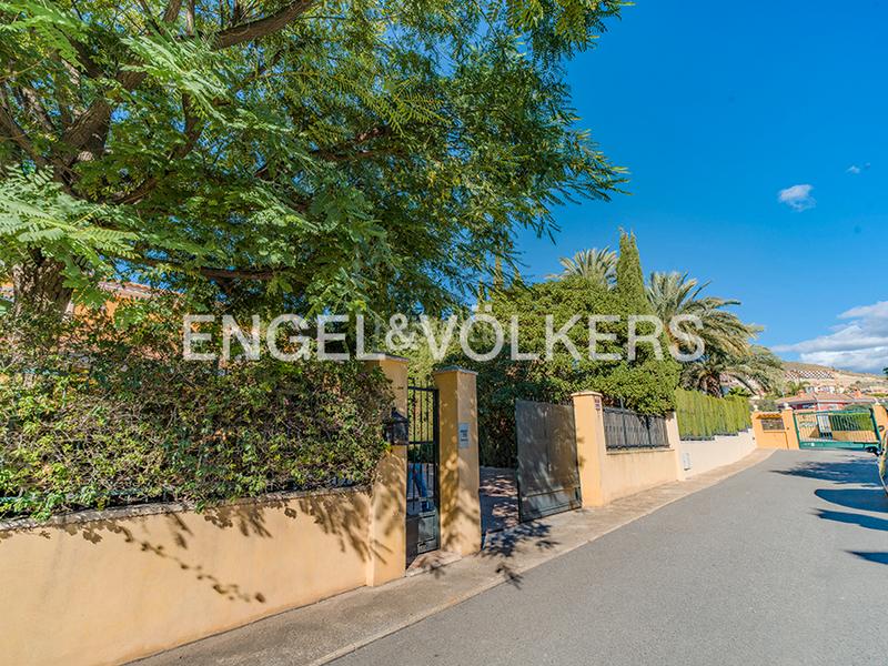 Foto fdcc8ca5-bdbd-49ab-be36-eda50bacb0ba. Chalet espectacular villa mediterránea en bonalba golf en Mutxamel