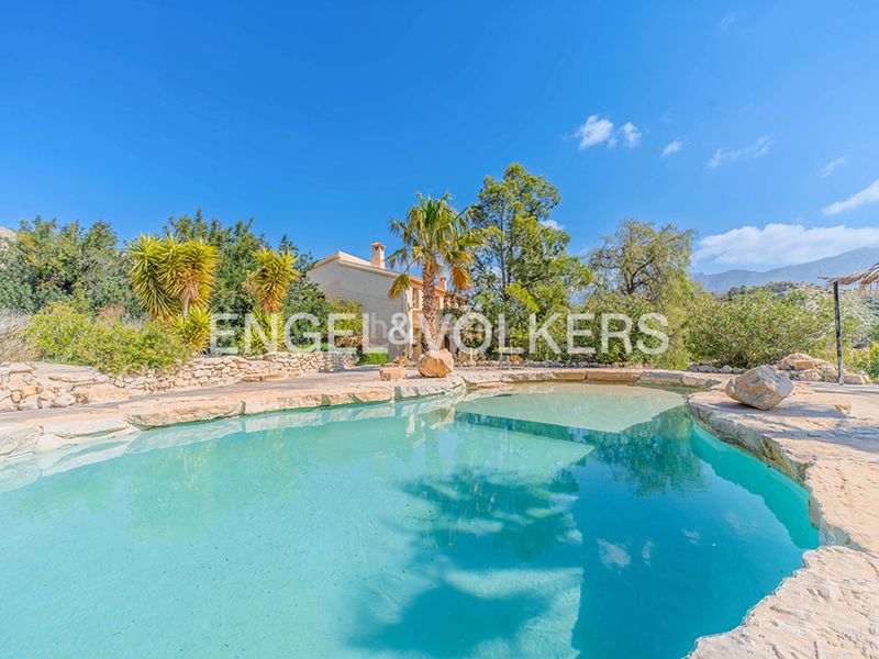 Foto a25fa601-89fd-429f-85e3-99962381ec61. Xalet amb xemeneia calefacció piscina a Xixona